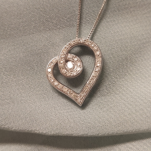 Kay Jewelers heart pendant necklace